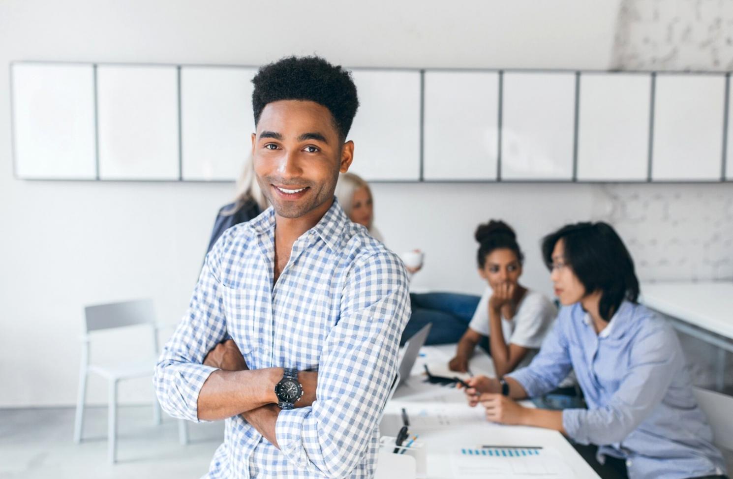 Detailansicht eines Motion Graphics Workflows auf mehreren Bildschirmen